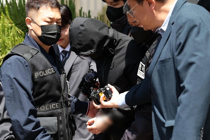 광주 도심에서 일면식 없는 여고생을 살해한 장 모 씨(24)가 7일 구속 전 피의자 심문(영장실질심사)을 받고 광주지방법원을 빠져 나오고 있다. 2026.5.7/뉴스1