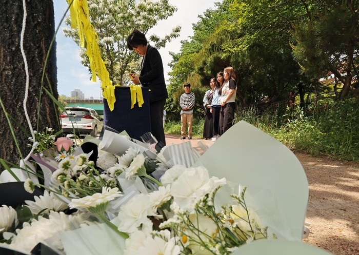 7일 오전 광주 광산구 월계동 남부대 인근 인도에 흉기피습으로 사망한 10대 여학생을 추모하기 위한 시민들의 발걸음이 이어지고 있다. 2026.5.7/뉴스1