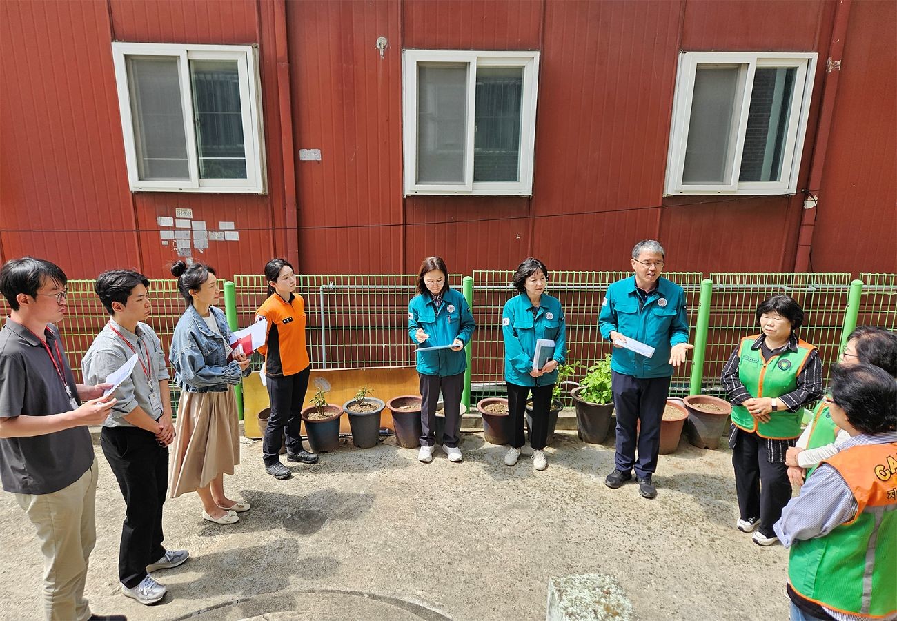 7일 대덕구 공무원 및 관계 공무원, 지역자율방재단, 주민대피지원단이 현장 훈련을 진행하는 모습 / 사진=대전 대덕구