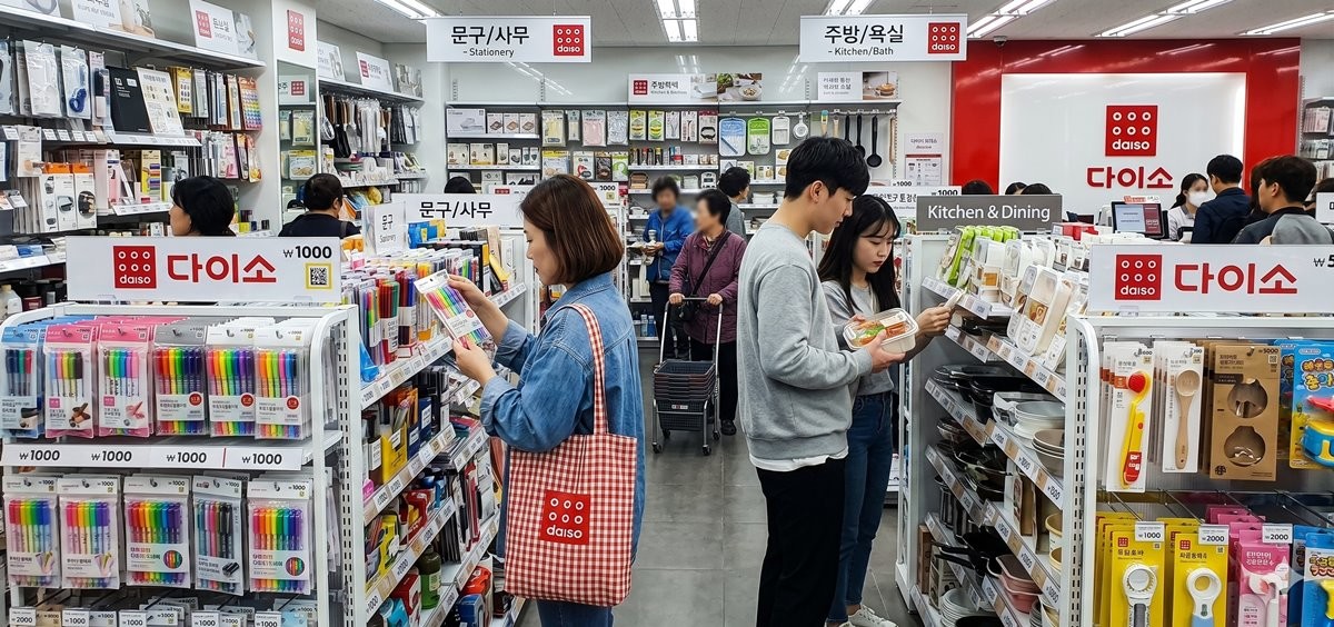다이소 매장에서 쇼핑 중인 사람들 이미지 / AI 생성 이미지