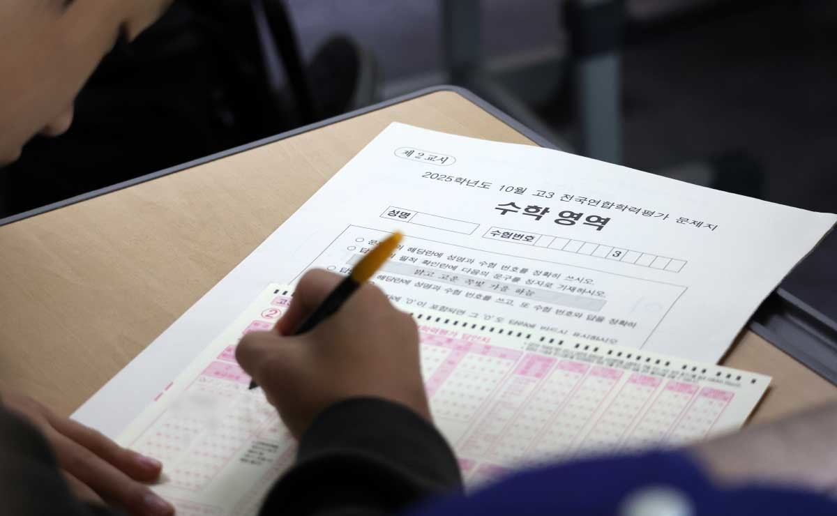 전북 전주시 전라고등학교에서 3학년 수험생들이 시험을 치르고 있다. / 뉴스1