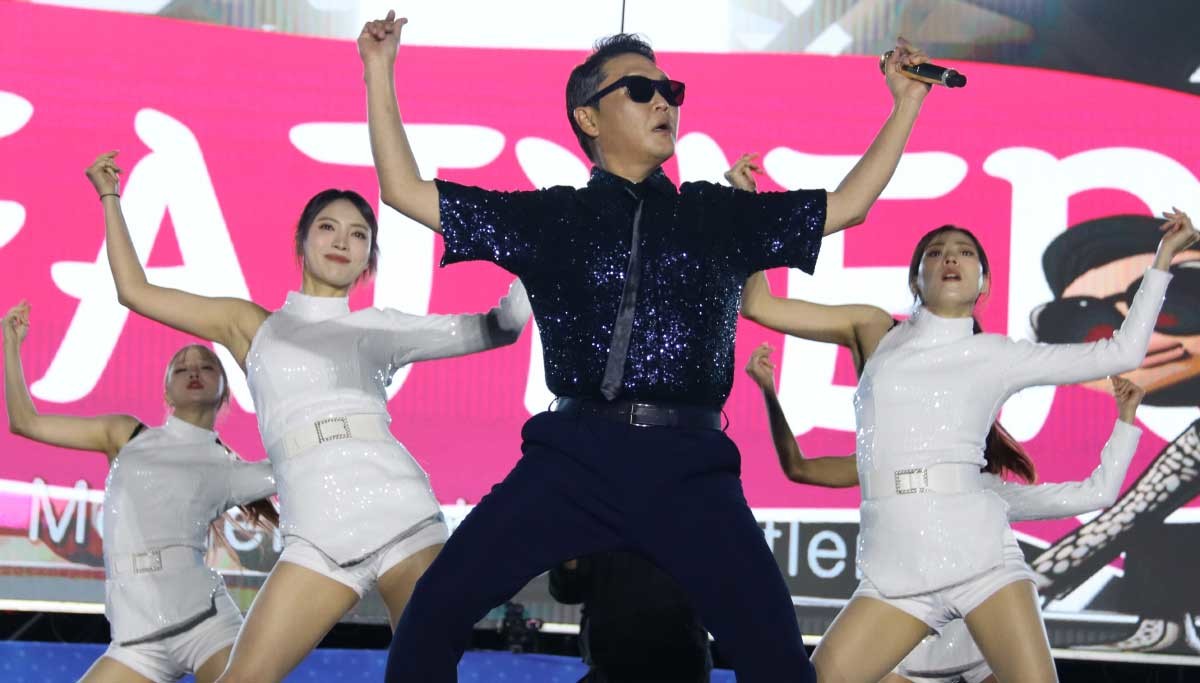 구미대 축제 축하무대 오른 가수 싸이. 가수 싸이가 지난해 5월 13일 오후 구미대학교 축제에서 열창을 하고 있다. / 뉴스1