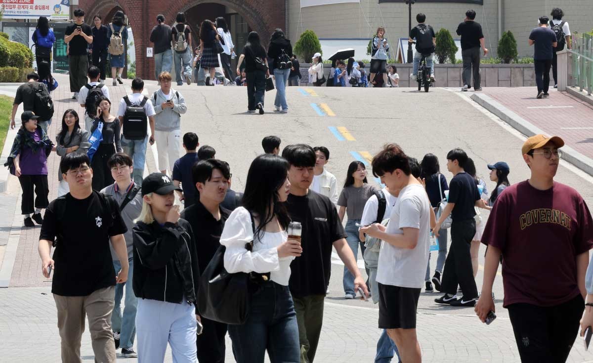 지난 2024년 5월 22일 서울 성동구 한양대학교 캠퍼스가 봄 축제 '라치오스'를 찾은 학생들로 북적이고 있다. / 뉴스1