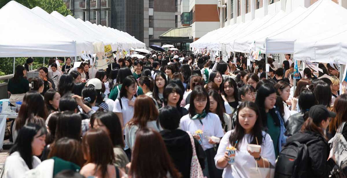 지난해 5월 서울 서대문구 대현동 이화여자대학교가 축제를 즐기는 학생들로 북적이고 있다. / 뉴스1