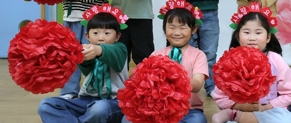 어버이날을 맞아 빨간색 카네이션을 준비한 어린이들 / 뉴스1