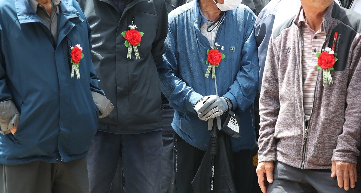 어버이날을 맞아 가슴에 빨간색 카네이션을 단 어르신들 / 뉴스1
