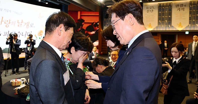 이재명 대통령, '순직' 아들·딸 대신 부모님 만나 '카네이션' 달아주고 결국 눈물 (영상)
