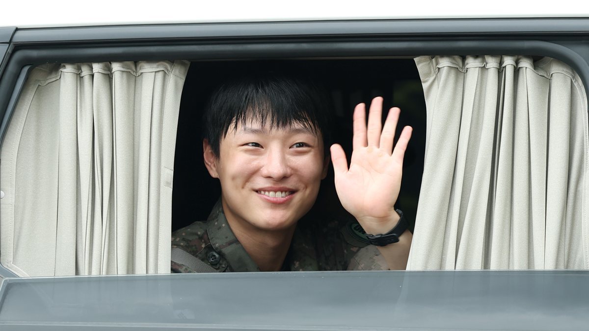 3개 국어 필수인데 급여 0원…우즈 측, 스태프 모집 논란에 입 열었다