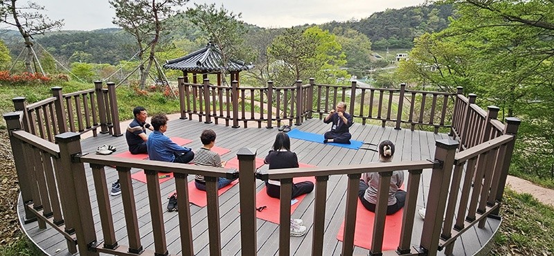 함평군은 5월 말까지 모악산 치유센터에서 방문객을 대상으로 다양한 봄맞이 치유 프로그램을 운영한다. / 함평군