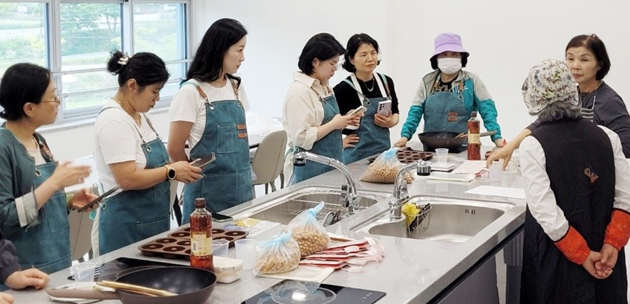 함평군은 5월 말까지 모악산 치유센터에서 방문객을 대상으로 다양한 봄맞이 치유 프로그램을 운영한다. / 함평군