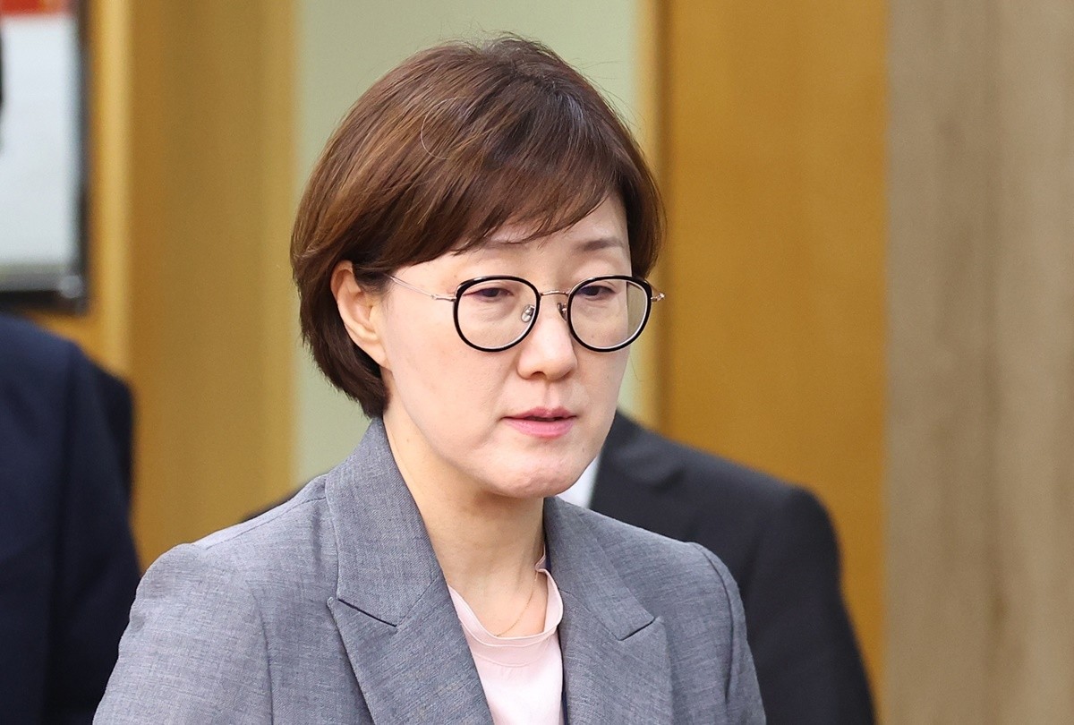 김현지 청와대 부속실장 자료 사진. 김현지 청와대 제1부속실장이 나이와 학력 등 개인정보를 공개하지 않아 직권남용을 저질렀다는 취지의 시민단체 고발을 지난달 각하했다고 서울 용산경찰서가 8일 밝혔다.     이와 관련해 경찰은 '국민의 알 권리를 침해했다는 주장은 그 위법·부당의 정도가 실질적, 구체적이라고 보기 힘들다'라며 '달리 피의자의 혐의를 입증할 증거가 부족하다'라고 설명했다.         / 연합뉴스