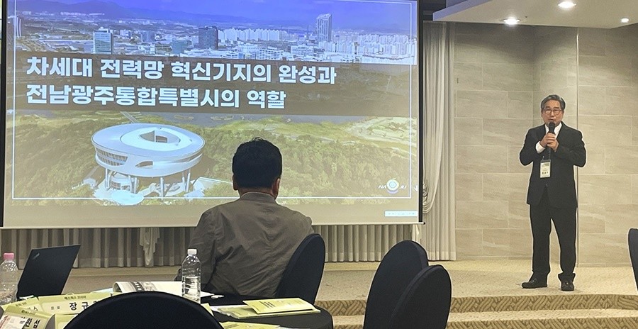 강상구 나주시장 권한대행이 ‘전남 미래 에너지산업 혁신 및 글로벌 직류산업 기반 산학연 협력 워크숍’에 참석해 축사와 특별강연을 진행했다. / 나주시
