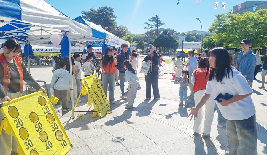지난 5월 5일 제104회 어린이날을 맞아 ‘2026년 진도어린이한마당’ 행사가 진도군 철마광장에서 열렸다. / 진도군