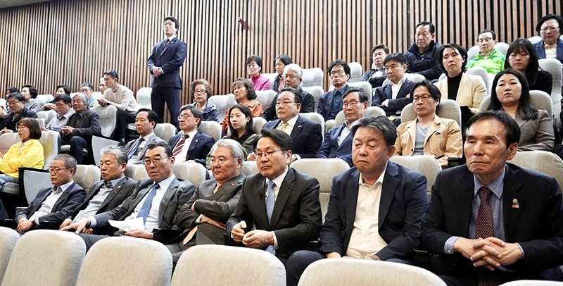 강기정 광주광역시장이 7일 국회에서 우원식 국회의장 면담을 마친 뒤 본회의를 방청하고 있다. /광주광역시