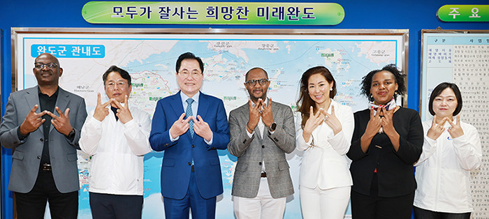 신우철 완도군수가 완도를 방문한 주한 탄자니아 대사를 비롯한 관계자들과 기념촬영을 하고 있다. / 완도군