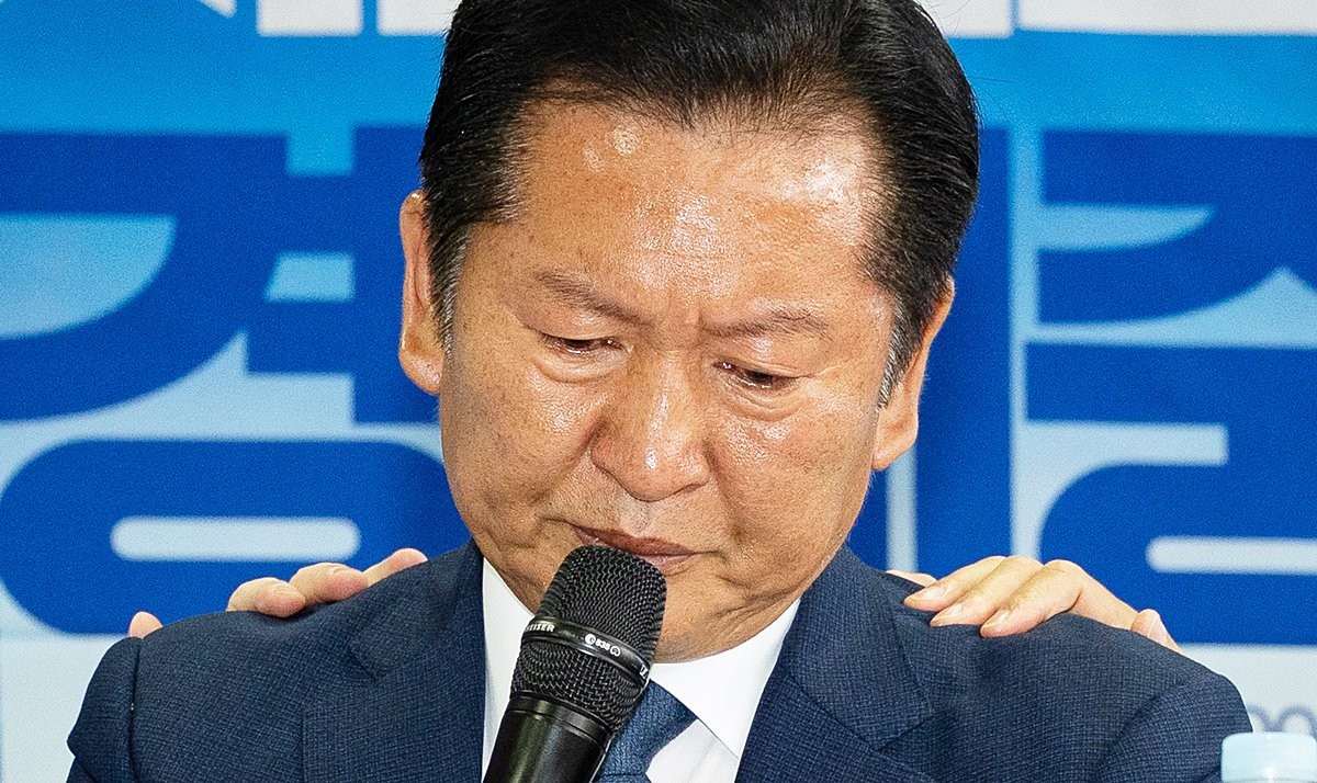 정청래 더불어민주당 대표가 8일 서울 송파구에 있는 조재희 송파구청장 후보 선거사무소에서 열린 현장 최고위원회의에서 발언 도중 울먹이고 있다. 정청래 대표는 2차 종합 특별검사팀이 '노상원 수첩'에 기재된 연평도 수용소를 현장 검증한 것을 거론했다. 그러면서 '500명을 수용할 수 있는 철창 있는 곳이 18군데나 있었다는 것 아니겠느냐'라며 '진짜 치가 떨리고 분노가 치밀어 오른다'라고 말했다. 정 대표는 '만약에 계엄이 성공했더라면 이재명 대통령도, 저도 혹시 그곳에 갇혀 있지 않았을까. 그곳에 가다가 (연평도 바다에서) 꽃게밥이 되지 않았을까' 하는 살 떨리는 악몽 같은 기억이 다시 떠올랐다'라고 언급했다. 정 대표는 발언 도중 감정이 북받쳐 올라 '아, 이러면 안 되는데'라며 울컥하는 모습을 보이기도 했다. / 뉴스1