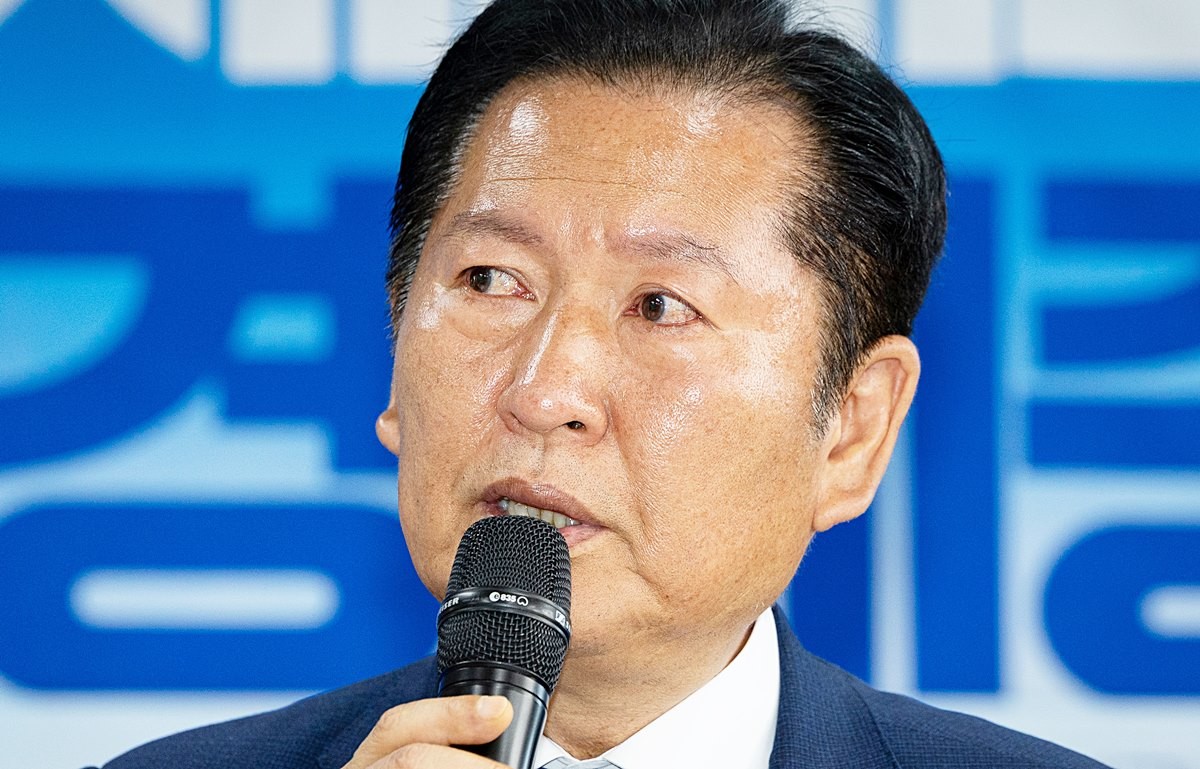 정청래 더불어민주당 대표가 8일 서울 송파구에 있는 조재희 송파구청장 후보 선거사무소에서 열린 현장 최고위원회의에서 발언 도중 울먹이고 있다. 정청래 대표는 2차 종합 특별검사팀이 '노상원 수첩'에 기재된 연평도 수용소를 현장 검증한 것을 거론했다. 그러면서 '500명을 수용할 수 있는 철창 있는 곳이 18군데나 있었다는 것 아니겠느냐'라며 '진짜 치가 떨리고 분노가 치밀어 오른다'라고 말했다. 정 대표는 '만약에 계엄이 성공했더라면 이재명 대통령도, 저도 혹시 그곳에 갇혀 있지 않았을까. 그곳에 가다가 (연평도 바다에서) 꽃게밥이 되지 않았을까' 하는 살 떨리는 악몽 같은 기억이 다시 떠올랐다'라고 언급했다. 정 대표는 발언 도중 감정이 북받쳐 올라 '아, 이러면 안 되는데'라며 울컥하는 모습을 보이기도 했다. / 뉴스1