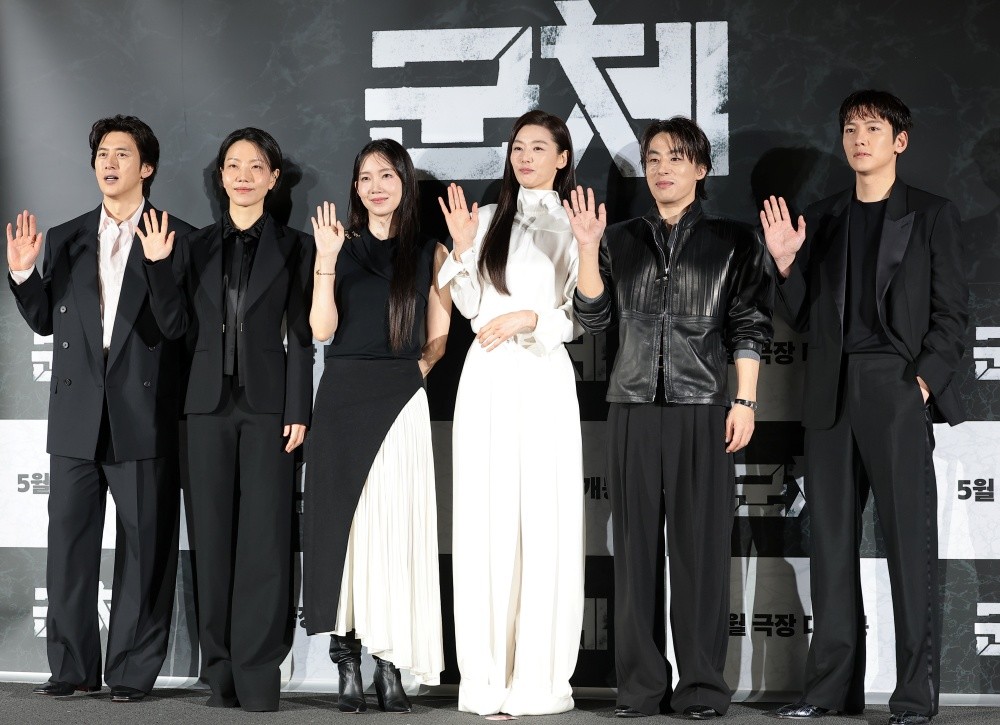 (왼쪽부터) 배우 고수와 김신록, 신현빈, 전지현, 구교환, 지창욱이 지난달 6일 서울 용산구 CGV용산아이파크몰에서 열린 영화 '군체' 제작보고회에 참석해 포즈를 취하고 있다.