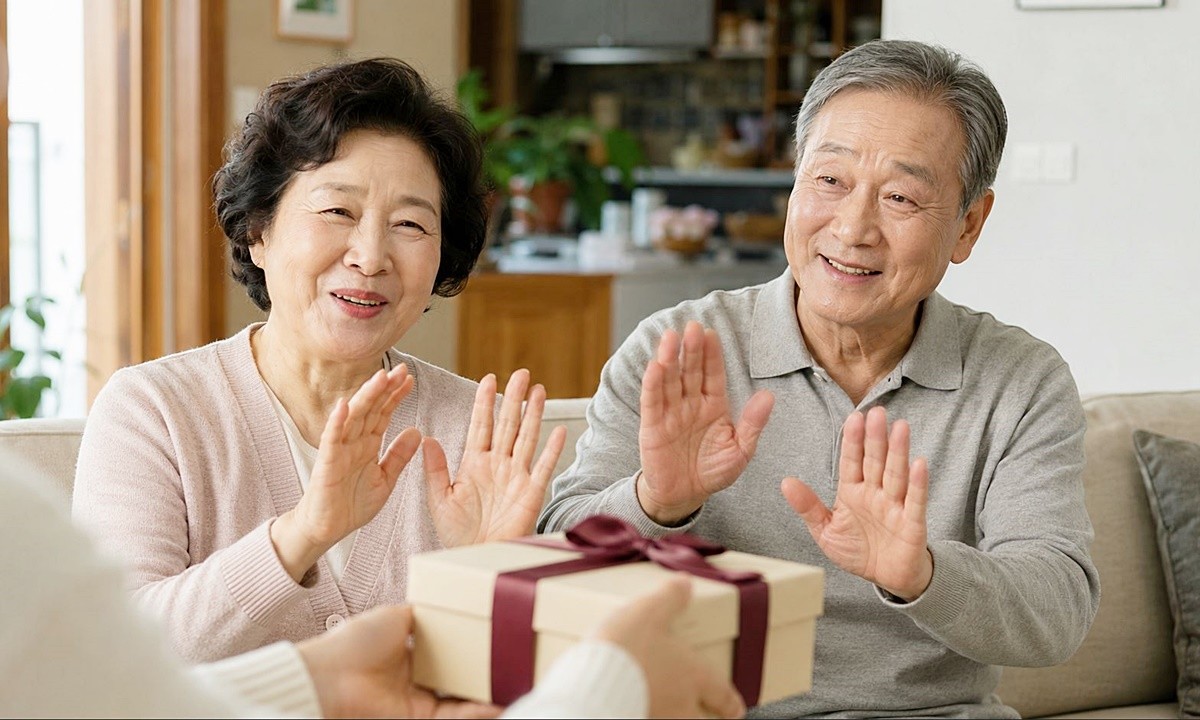 어버이날 자녀가 주는 선물을 사양하는 부모님 모습. 기사 이해를 돕기 위해 AI를 활용해 제작한 자료 사진. 자녀에게는 정성껏 고른 선물이라도 부모님 입장에서는 부담스럽거나 달갑지 않게 느껴질 수 있다. 특히 어버이날처럼 가족 간 감정이 크게 작용하는 날에는 선물 자체보다 그 선물에 담긴 의미가 더 크게 받아들여진다. 어버이날 선물을 고를 때 가장 좋은 방법은 부모님의 생활을 세심하게 관찰하는 것이다.