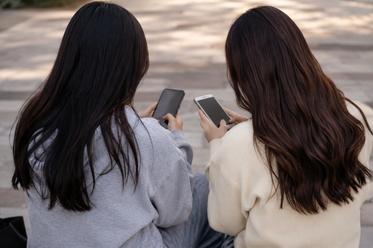 친구와 대화하는 모습 / 기사 내용을 바탕으로 제작한 AI 이미지