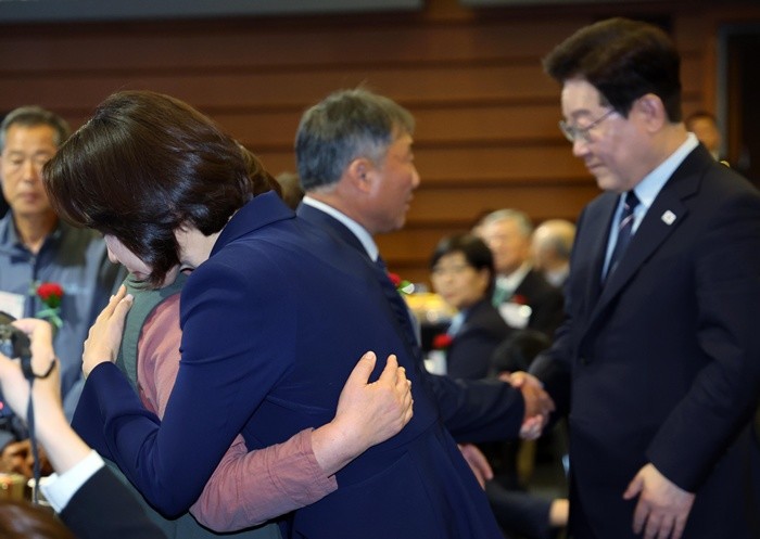 이재명 대통령이 8일 서울 대한상공회의소에서 열린 제54회 어버이날 기념식에서 순직 공무원 부모에게 카네이션을 달아주고 있다. 2026.5.8/뉴스1
