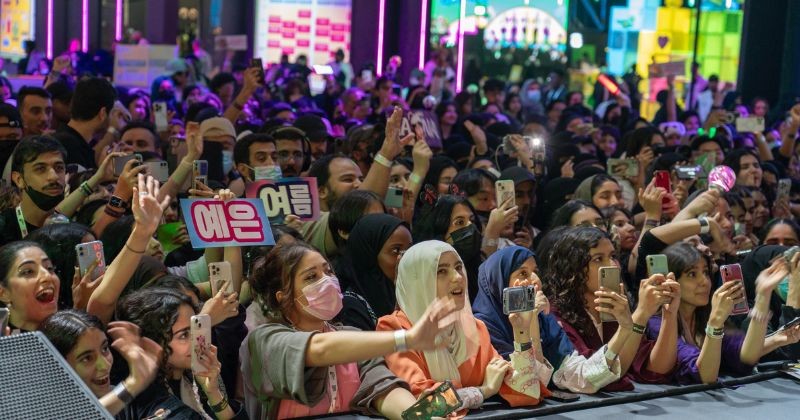 'KCON SAUDI ARABIA 2023'에서 팬들이 엘즈업의 모습을 카메라에 담고 있다  / 뉴스 1