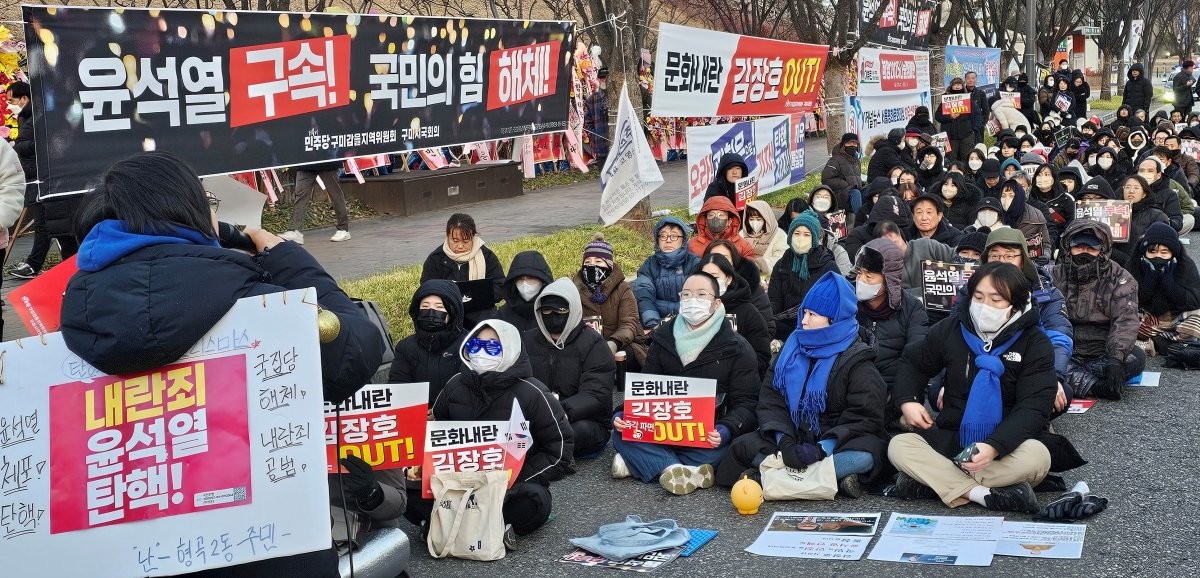 안전을 이유로 가수 이승환의 콘서트 대관을 구미시가 취소하자 '윤석열 퇴진' 구미 시국회의 단체 회원들이 2024년 12월 27일 오후 구미시청앞에서 '극우의 낭만도시 거부한다, 구미시민 촛불 콘서트를 열고 김장호 구미시장을 규탄하는 구호를 외치고 있다. / 뉴스1