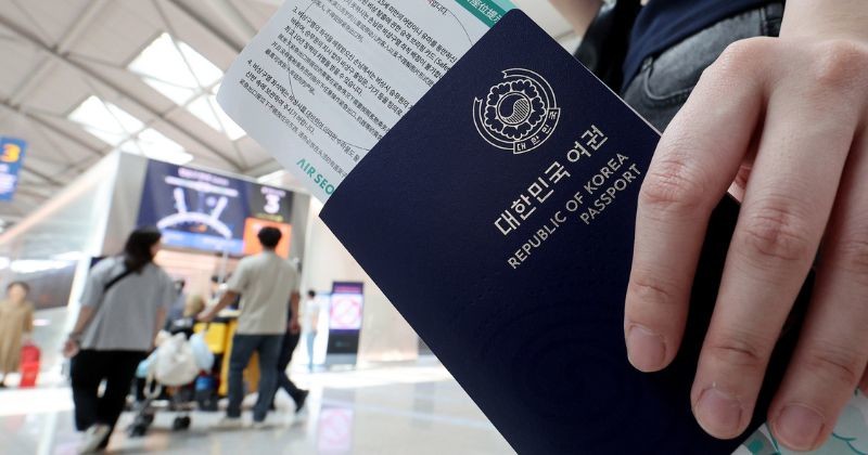 여행객이 대한민국 여권과 탑승권을 손에 들고 공항 내부를 지나고 있다. / 뉴스1
