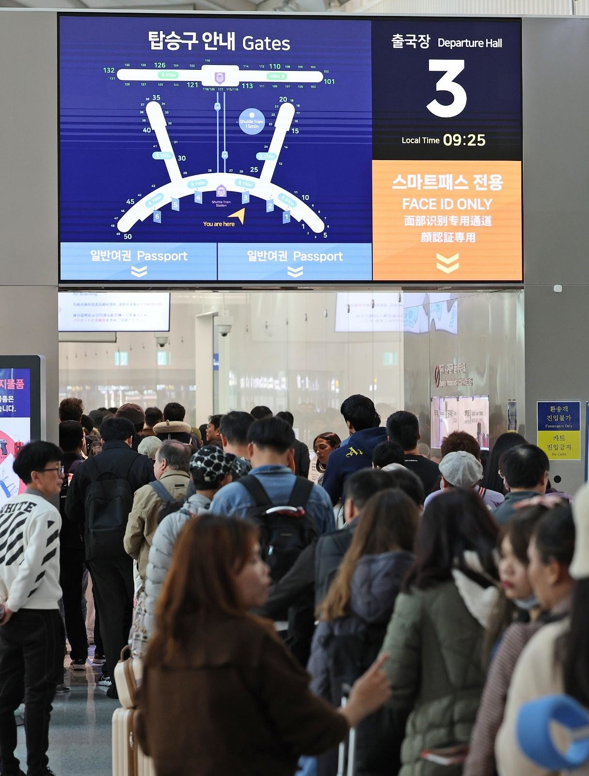 인천국제공항 출국장에 많은 여행객들이 줄을 서 이동하고 있다. / 뉴스1