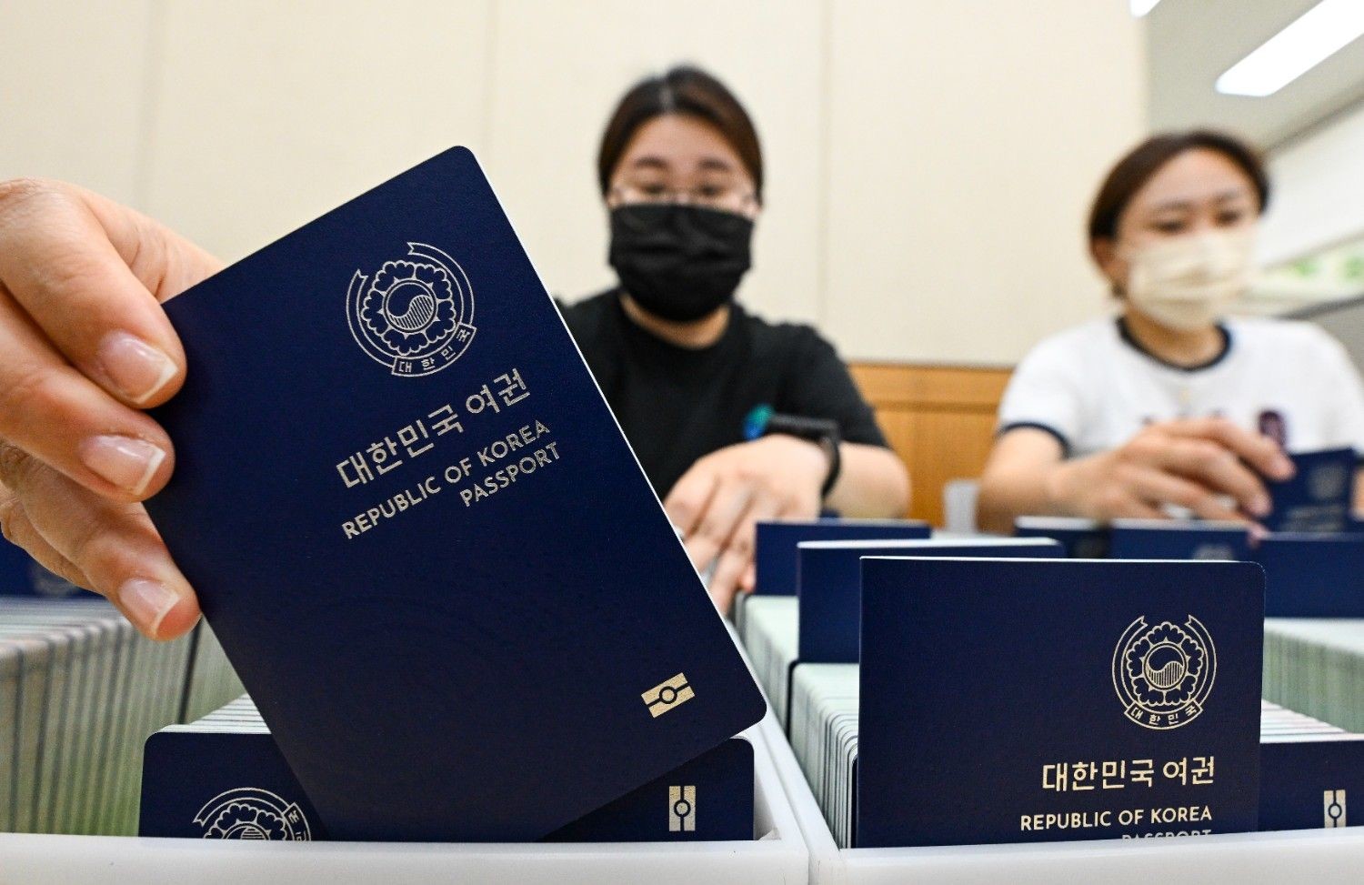 새롭게 발급된 대한민국 여권이 정리된 모습이 보이고 있다. / 뉴스1