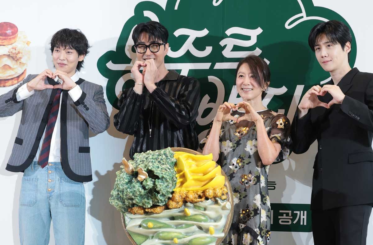 배우 이기택(왼쪽부터)과 차승원, 김희애, 김선호가 6일 서울 중구 커뮤니티하우스 마실에서 열린 ’봉주르빵집‘ 제작발표회에서 포즈를 취하고 있다. ‘봉주르빵집'은 조용한 시골 마을에 문을 연 국내 최초 '시니어 디저트 카페'를 배경으로 인생의 맛을 아는 어르신들과 행복의 맛을 아는 빵집 식구들이 달콤한 위로와 온기를 나누는 힐링 베이킹 예능이다. / 뉴스1