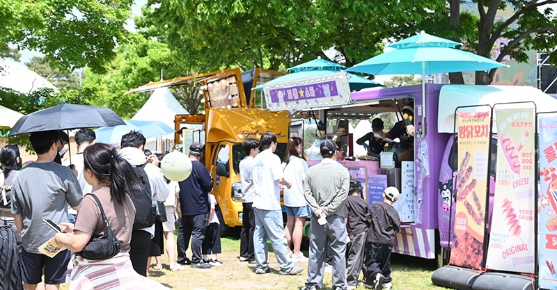 "축제 대박 수익, 지역 아이들 꿈에 쏩니다"… 함평나비축제 푸드트럭 사장님들의 '맛있는 기부'