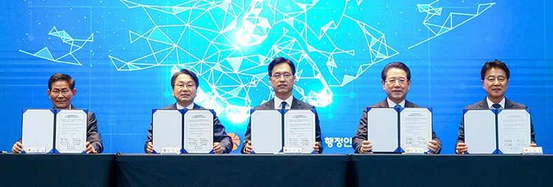 강기정 광주광역시장이 8일 국립아시아문화전당 국제회의실에서 전남광주통합특별시 성공 출범을 위한 업무협약을 체결하고 있다. (사진 왼쪽부터 서용규 광주시의회 의장권한대행, 강기정 광주시장, 김민재 행정안전부 차관, 김영록 전남지사, 김태균 전남도의회 의장) /광주광역시 제공