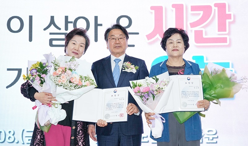 "백발의 굽은 등, 우리가 평생 기억하겠습니다"… 1천명 웃음꽃 핀 광주 어버이날 大축제