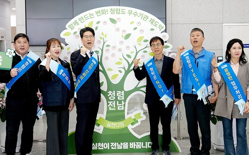 황기연 전라남도 행정부지사가 8일 오전 도청 윤선도홀서 실시된 출근길 직원들과 함께하는 ‘5월 청렴문화 확산’ 캠페인 행사에서 ‘함께 만드는 변화! 청렴도 우수기관 재도약’ 및 ‘청렴 으뜸전남’ 지속 유지를 위한 파이팅을 외치고 있다. / 전남도