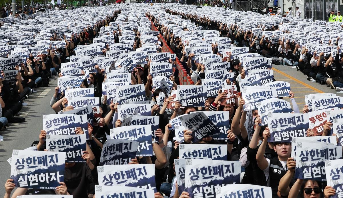 지난달 23일 경기도 평택시 삼성전자 평택캠퍼스 앞에서 열린 삼성전자 노동조합 공동투쟁본부의 '투명하게 바꾸고, 상한폐지 실현하자-4/23 투쟁 결의대회'에서 조합원들이 구호를 외치고 있다.  / 연합뉴스