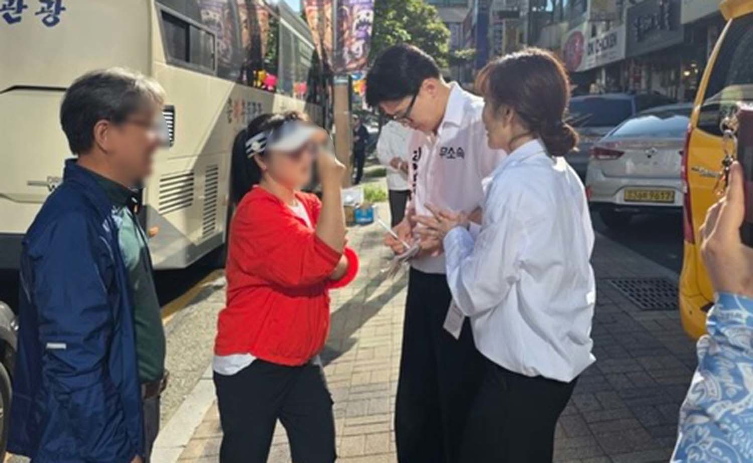 부산 북갑 국회의원 보궐선거에 무소속으로 출마한 한동훈 후보와 그의 배우자 진은정 변호사가 시민을 만나고 있다. / 한 후보 페이스북