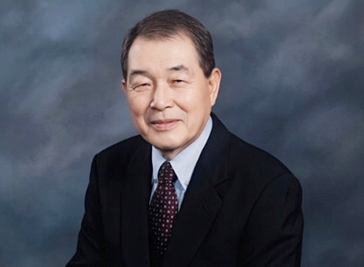 1991년 현대자동차가 국내 기술로 처음 만들어 출시한 자동차 엔진인 '알파 엔진' 개발을 총괄한 송준국 전 현대자동차 부사장 생전 모습     현대차는 1984년 경기도 용인에 마북리연구소를 설립하고 자체 엔진 개발에 착수했다.     당시 고인은 현대차 마북리연구소장 겸 연구개발본부 부본장으로서 독자 엔진 개발을 지원했다.        / 유족 제공-연합뉴스