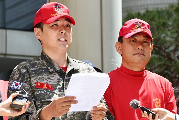 채상병 순직 사건의 책임자로 지목된 임성근 전 해병대 1사단장에 대해 법원이 1심 징역 3년을 선고한 8일 서울 서초구 중앙지방법원 서관 앞에서 열린 해병대예비역연대 기자회견에서 정원철 회장이 발언하고 있다. / 뉴스1