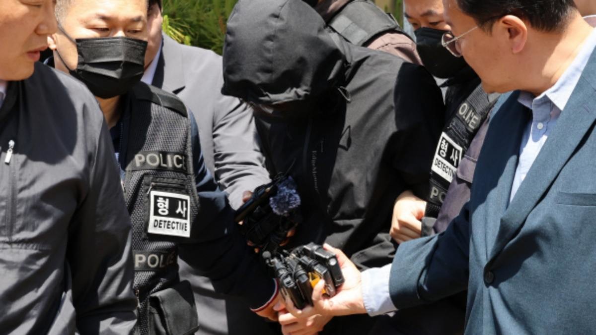 7일 오전 광주 동구 광주지방법원에서 ‘묻지마 살인’ 피의자 장모 씨가 구속 전 피의자 심문(영장실질심사)을 마친 뒤 이동하고 있다. / 연합뉴스
