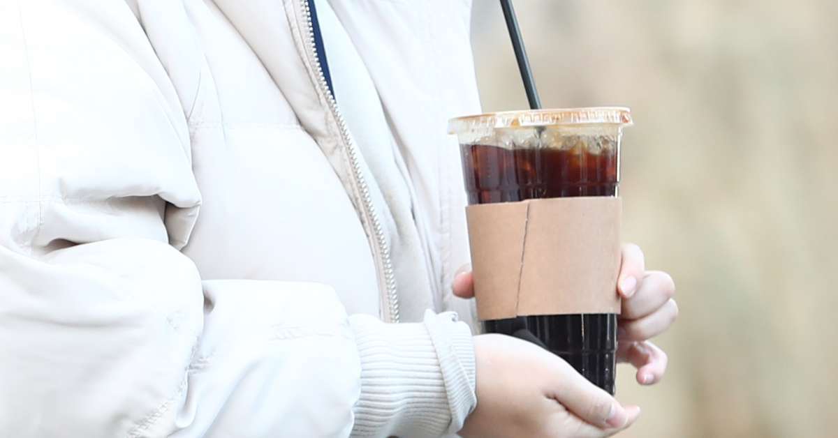 그냥 버리긴 아까웠는데… 식은 커피, 전자레인지에 데우면 안 되는 의외의 이유