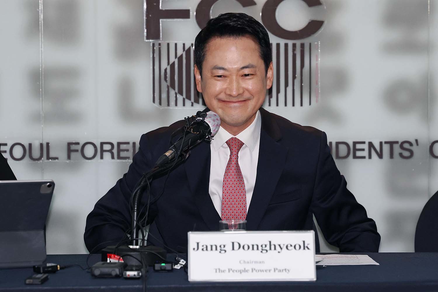 장동혁 국민의힘 대표가 8일 오후 서울 중구 프레스센터에서 열린 서울외신기자클럽 초청 간담회에 참석하고 있다. / 뉴스1