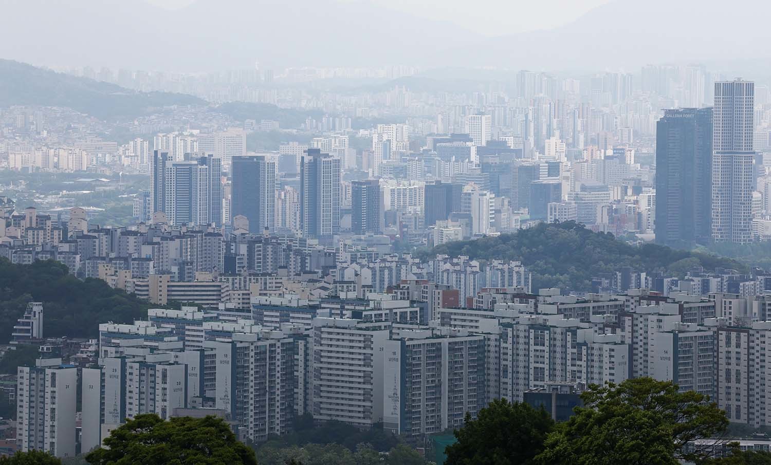 한국부동산원이 7일 발표한 ‘5월 첫째주(4일 기준) 주간 아파트 가격동향’에 따르면 서울 아파트 매매가격은 전주 대비 0.15% 상승하며 상승폭이 확대됐다. 강남구를 제외한 서울 24개 자치구 아파트값이 모두 상승한 가운데 용산구는 4주 만에 상승 전환했고, 서초·송파·한강벨트 지역을 중심으로 오름세가 이어졌다. 사진은 이날 서울 남산에서 바라본 서울 시내 아파트 단지의 모습. / 뉴스1