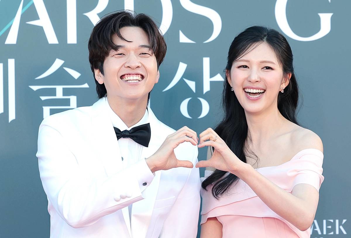 방송인 유재필과 김하은(오른쪽) 아나운서가 지난 8일 서울 강남구 코엑스에서 열린 ‘제62회 백상예술대상’ 레드카펫 행사에 참석해 포즈를 취하고 있다 / 뉴스1