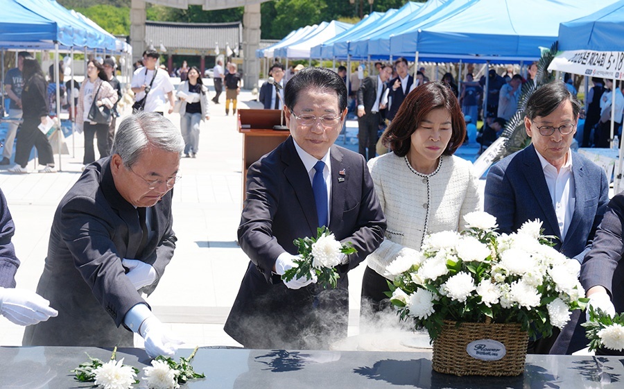 "붓끝으로 쓴 민주주의"… 광주 망월동 적신 500명 서예가들의 묵향