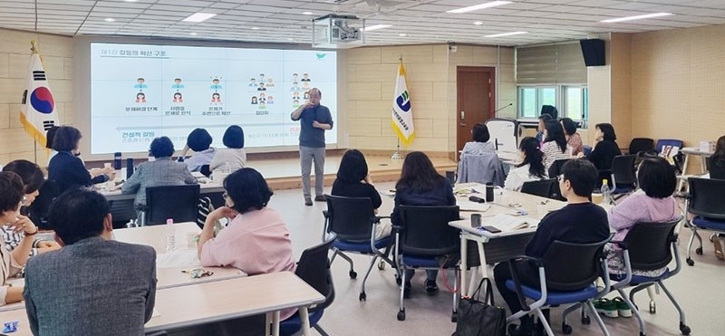 전남교육청은 학교폭력 발생 시 당사자 간 관계 회복을 지원하는 ‘관계개선 지원단’ 운영을 위해 단계별 연수를 실시한다.  / 전남도교육청