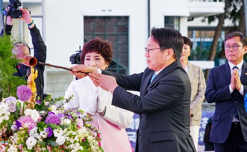 강기정 광주광역시장이 9일 오후 동구 5.18민주광장에서 열린 '2026년 빛고을관등회'에 참석해 관불의식을 하고 있다./광주광역시