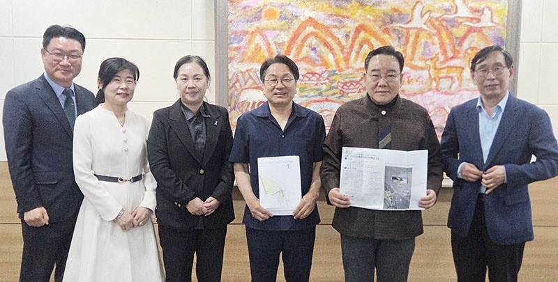 강기정 광주광역시장이 지난 6일 오후 시청에서 5·18 민주화 공법단체, 광주·전남추모연대 등 관련 단체, 민족민주열사묘역 성역화사업 추진협의체 위원들과 차담회에 참석해 ‘빛의 혁명 발원지 5·18구묘지 민주공원 조성사업 추진을 위한 사회적 합의안’을 논의한 후 기념촬영을 하고 있다. /광주광역시