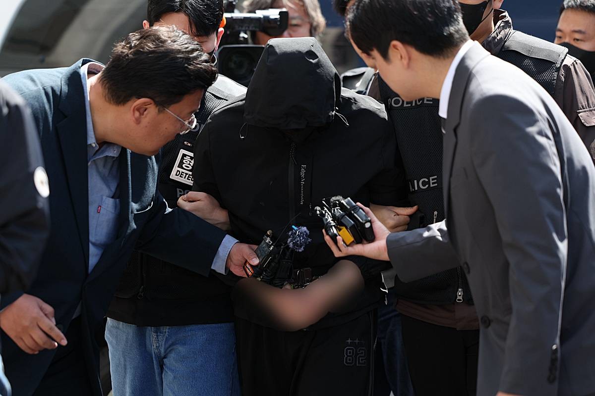 광주 도심에서 일면식 없는 여고생을 살해한 장 모 씨(24)가 지난 7일 구속 전 피의자 심문(영장실질심사)를 받기 위해 광주지방법원에 들어서고 있다 / 뉴스1