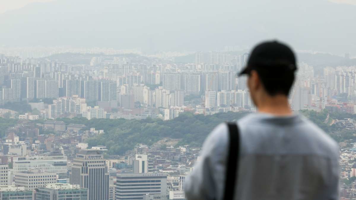 서울 남산타워 전망대에서 바라본 서울 시내 아파트 단지의 모습. / 뉴스1